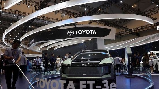 全球财经要闻：拜登特朗普圣诞信息迥异，阿塞拜疆航空客机坠毁，AI概念股受追捧